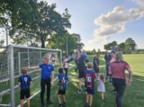 Laatste training S.K.N.W.K. JO8-1 (partijtje tegen de ouders) van maandag 2 juni 2025 (121/123)